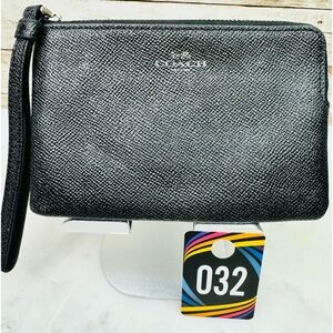 Coach Classic Black Pebbled Shiny Leather Wristlet EUC